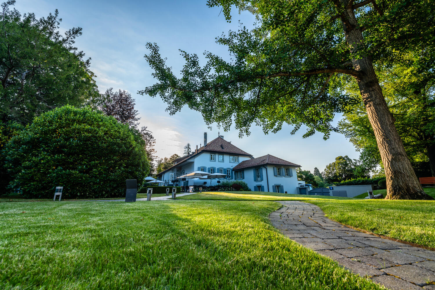 Hostellerie Le Petit Manoir - vue extérieure sur les jardins