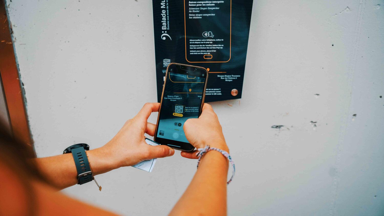 téléphone qui scanne une plaquette de la balade musicale