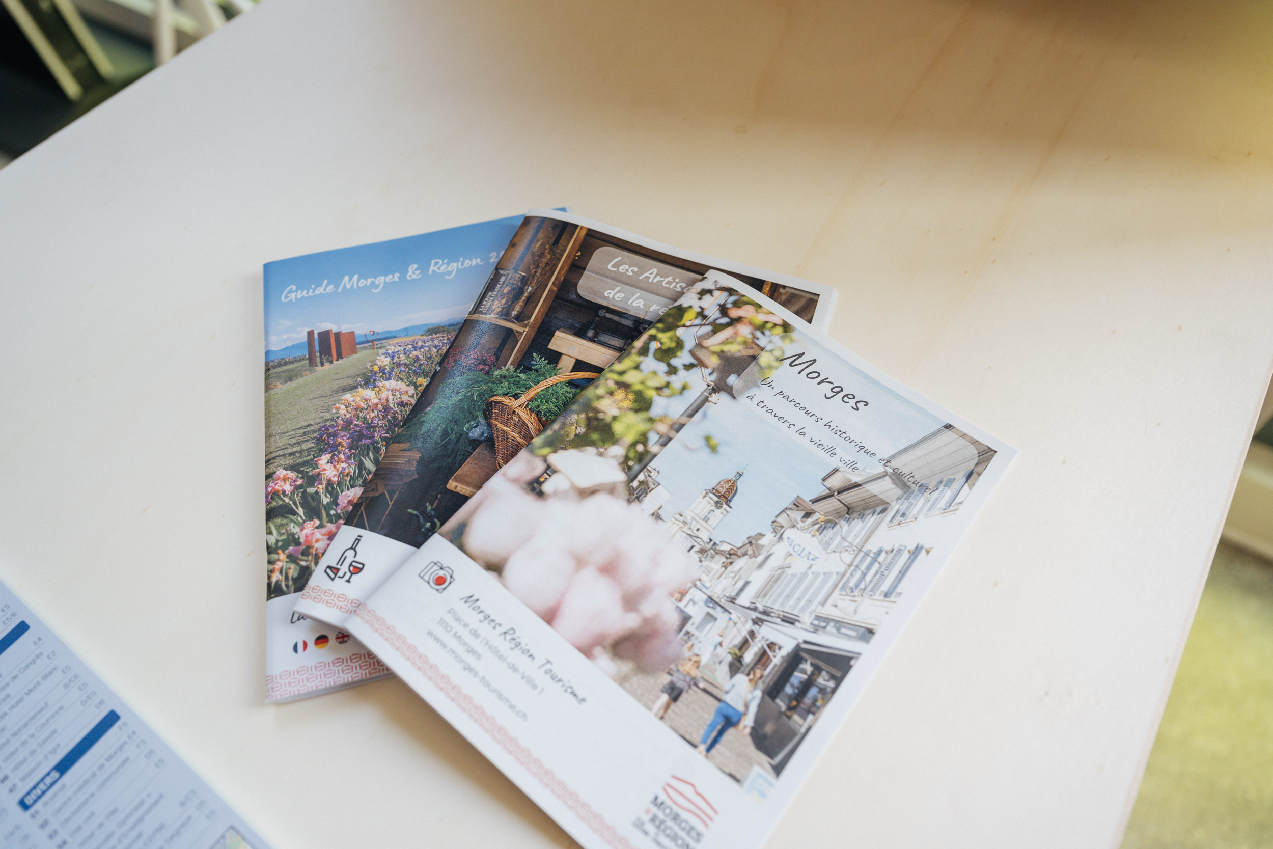 brochures disposées sur une table