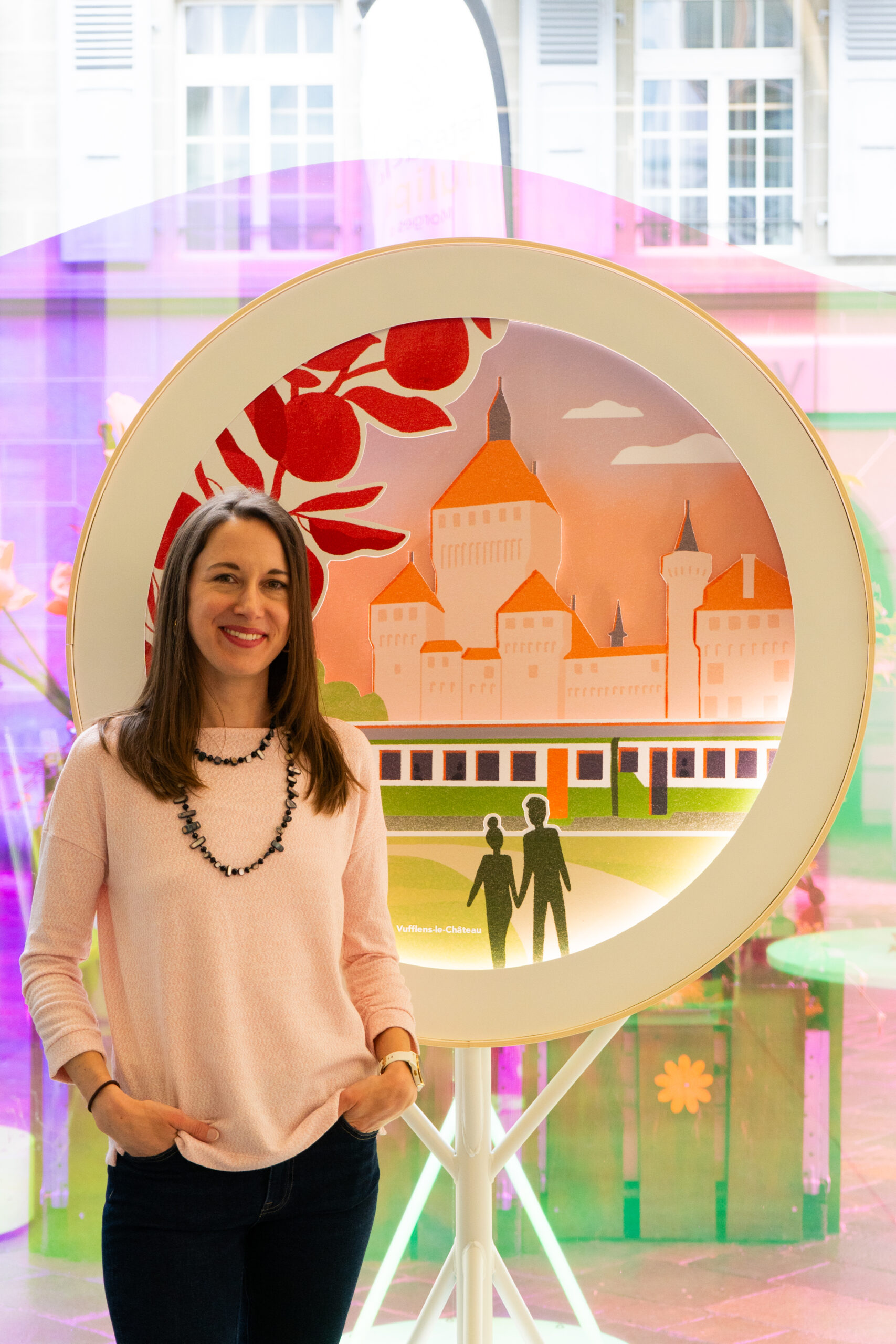 femme se tenant devant une vitrine