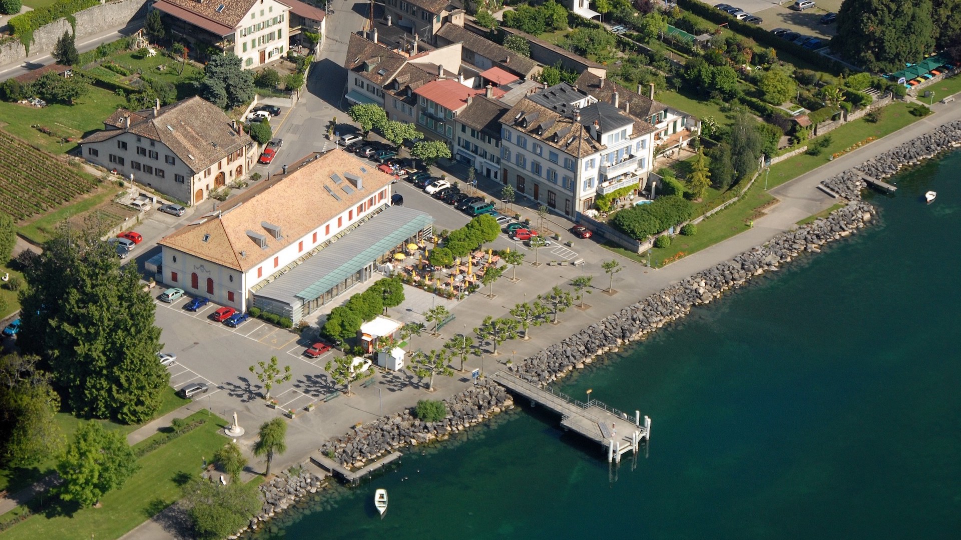 Vue aérienne du port et de la promenade lacustre de Rolle, au bord du lac Léman.