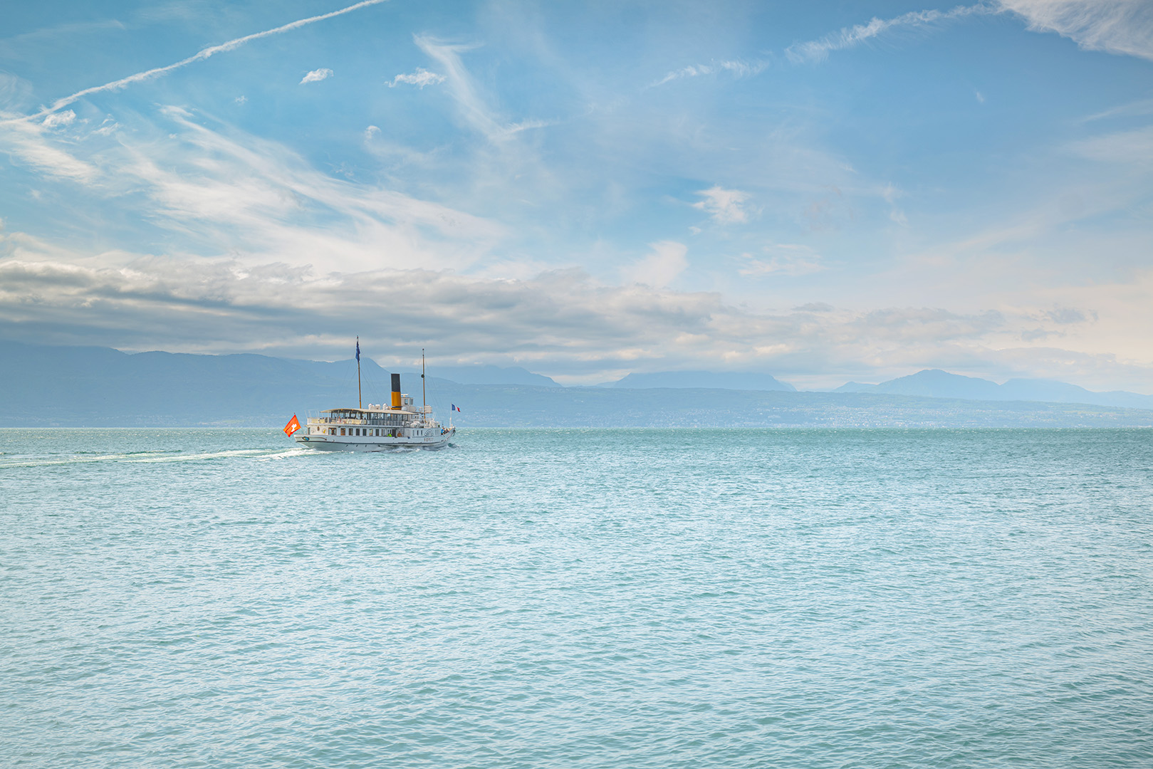 Bateau à vapeur de la CGN naviguant sur le lac Léman