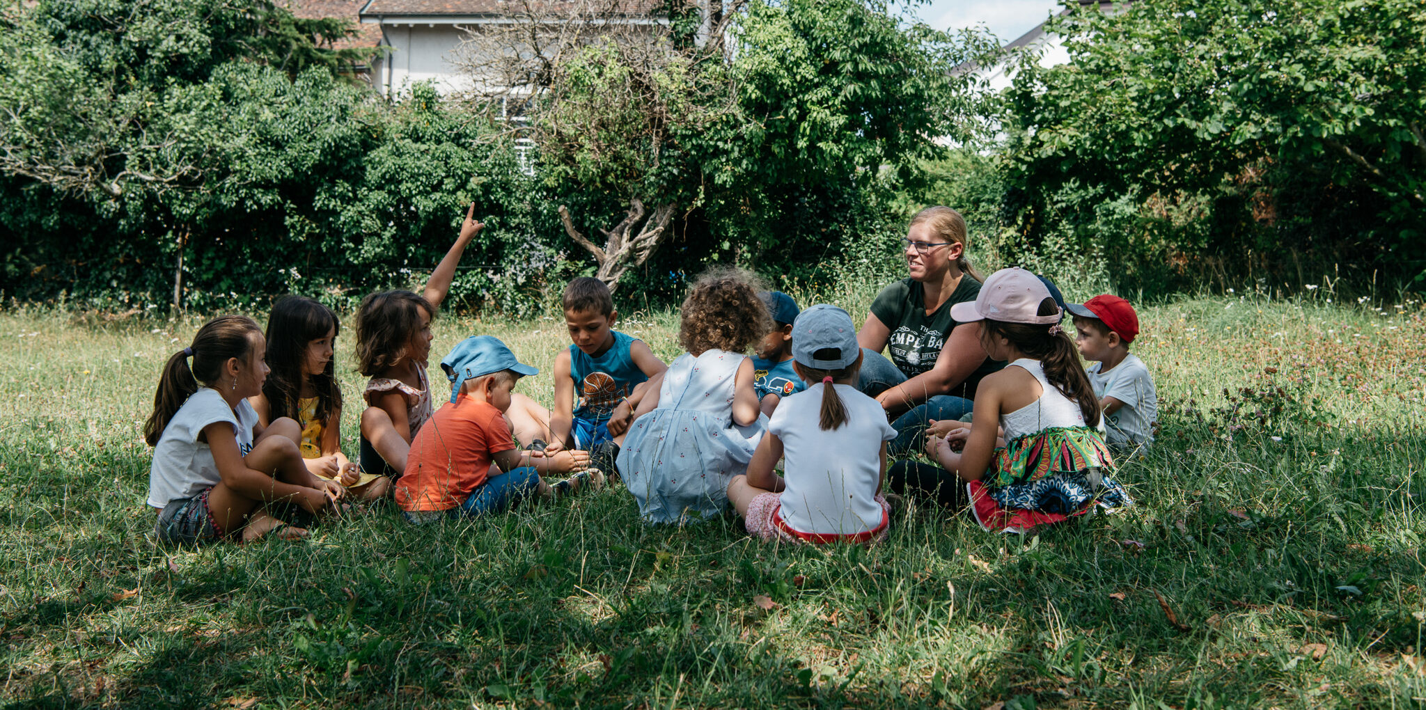 Un adulte et plusieurs enfants participent à une activité en plein air à Morges.