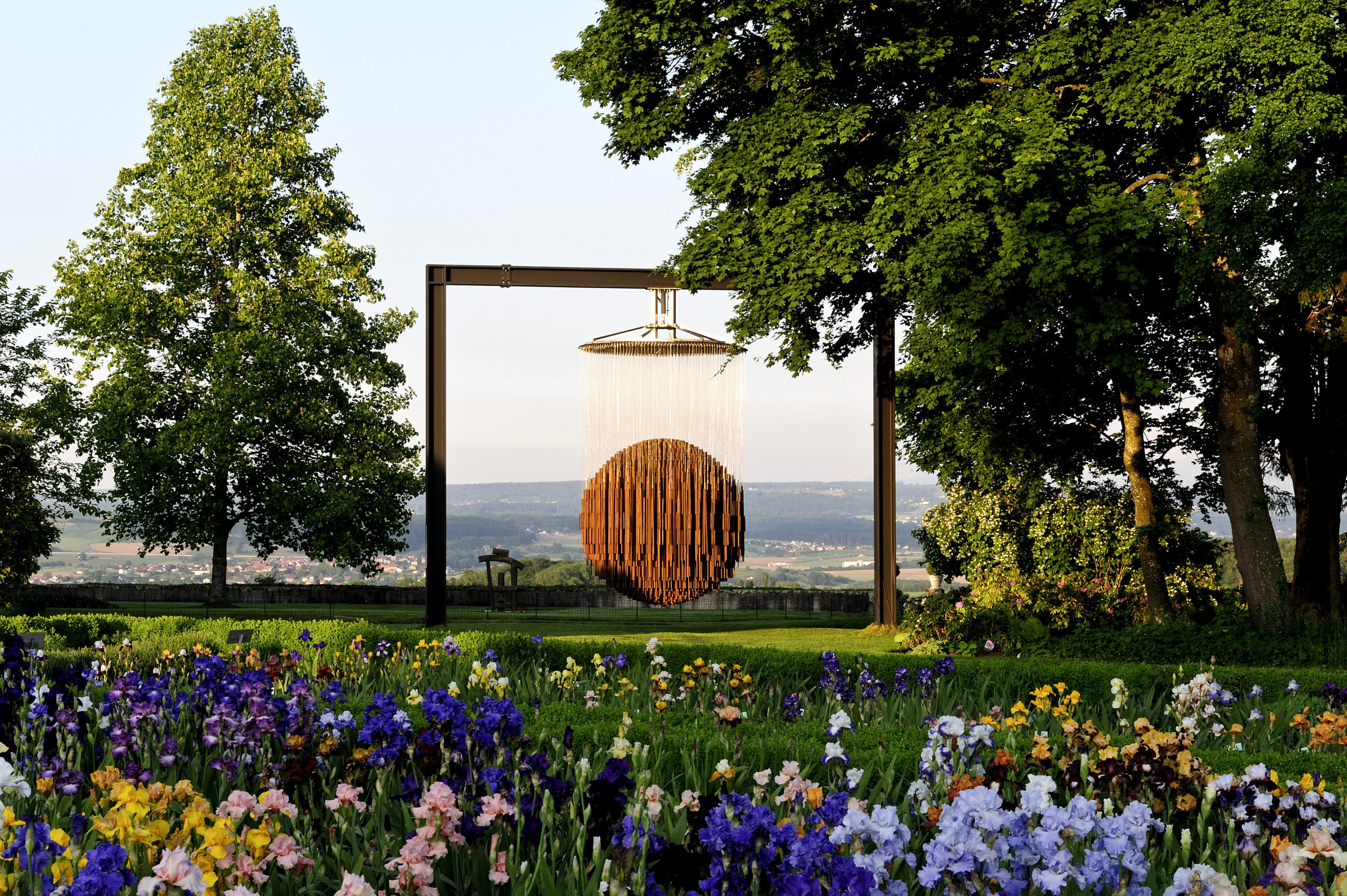 Jardin du Château de Vullierens avec la sculpture du Big Bang.
