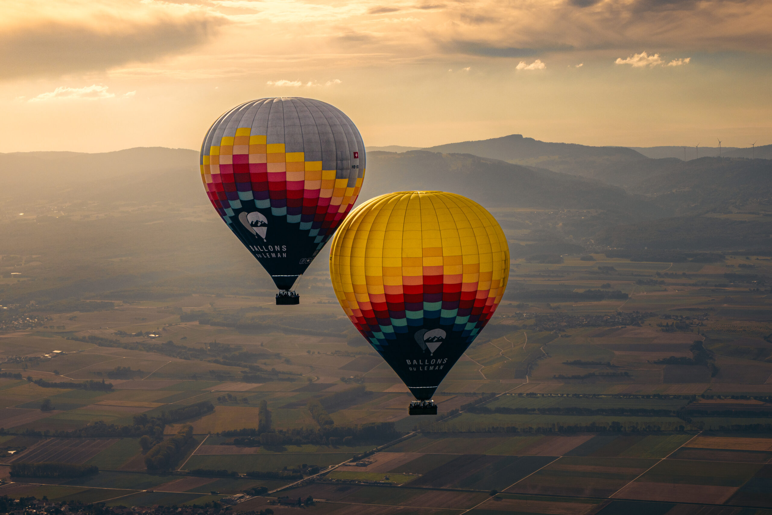2 montgolfières dans le ciel