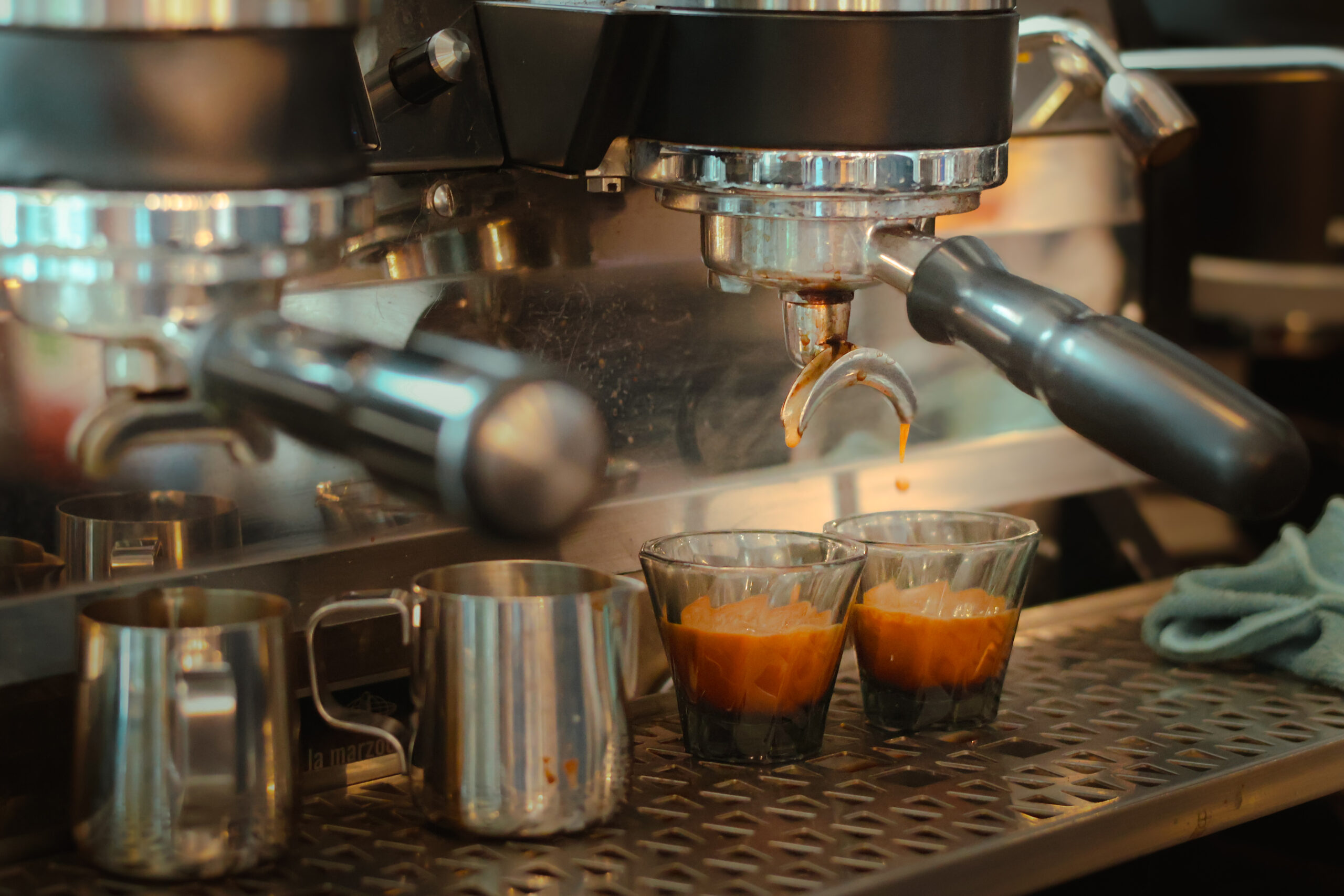 café en train d'être versé de la machine à café