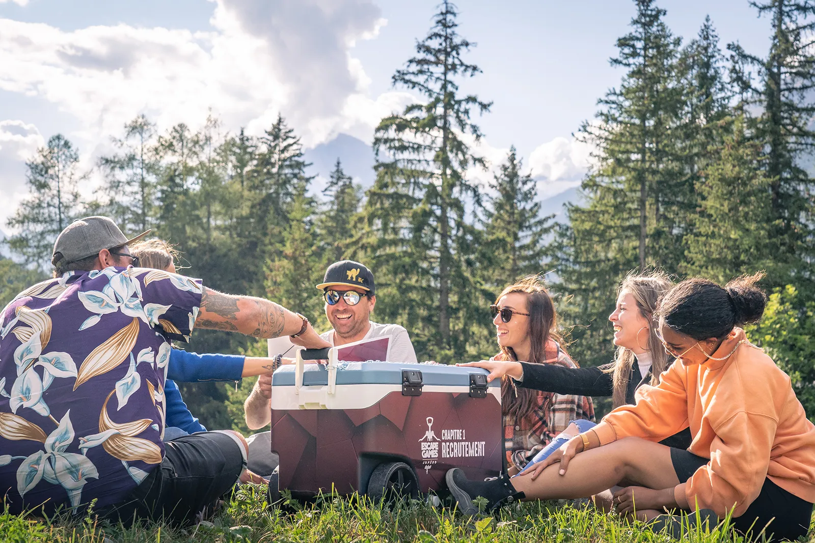 groupe qui joue, assis en plein nature