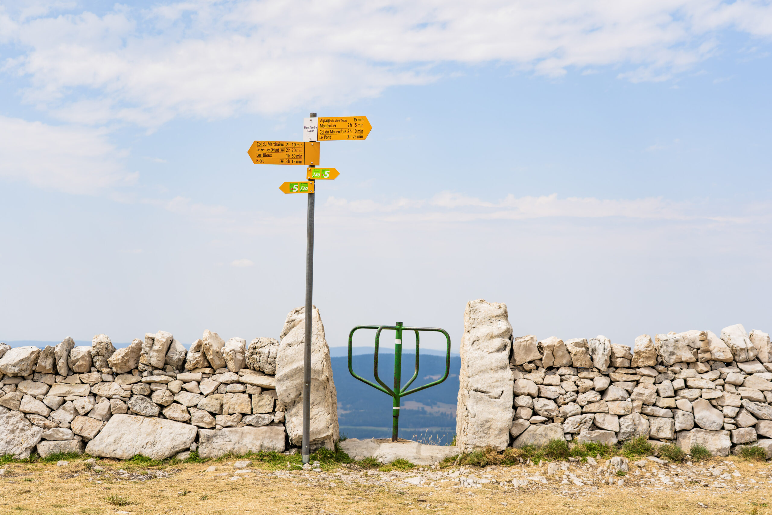 panneaux de randonnée, murs en pierres sèches du Jura vaudois